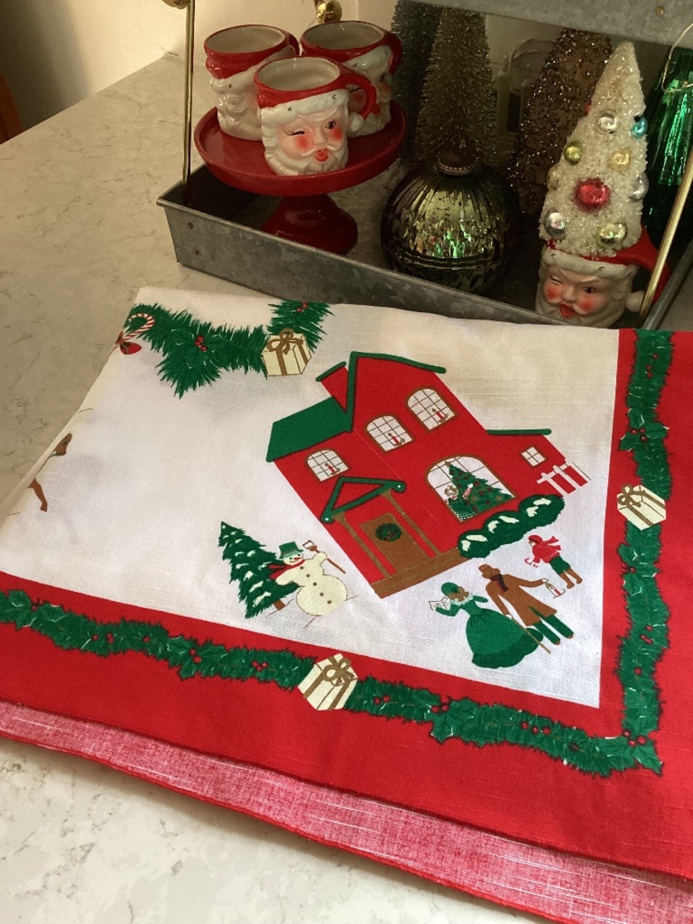 *Vintage Christmas Tablecloth* Excellent Condition *